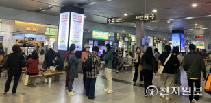 [르포] 거리두기 해제된 첫 주말… 북적이는 광주 유스퀘어