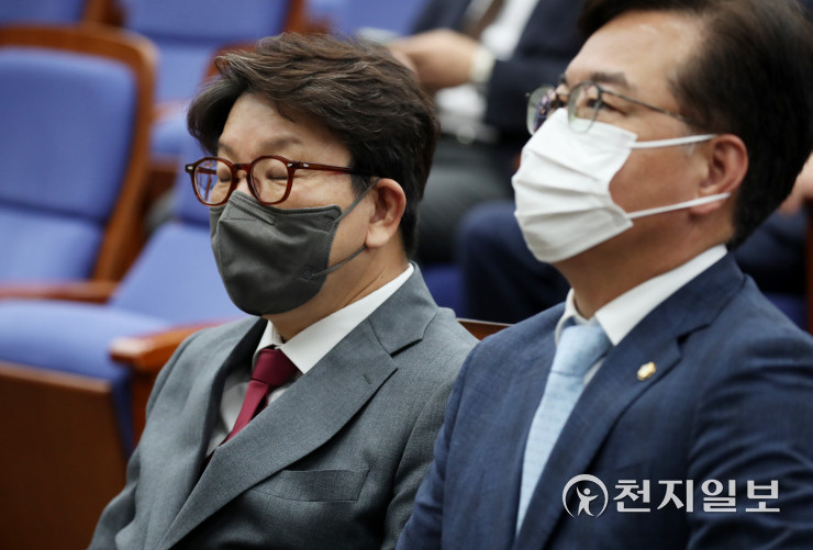 국민의힘이 겪는 논란, 권성동 공수처 강제구인 무법적 행태 강한 비판