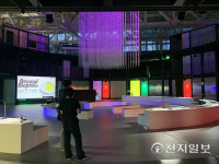 [천지포토] ACC 바이오필리아, 그 너머 관람하는 시민들