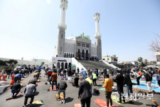 금식 끝낸 무슬림들의 축제, 이드 알 피트르 시작