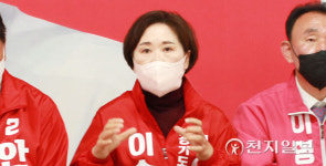 [천지포토] 기자회견서 답하는 이순희 경기도의원 후보