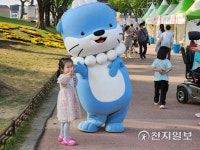 [천지포토] 진주 홍보대사 하모와 사진 찍는 아이들