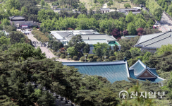 청와대 거쳐 한양도성 간다… 백악산에서 바라본 광화문