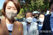 [천지포토] 평산마을 찾은 고민정 의원