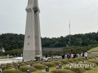 [천지포토] 국립5.18민주묘지 찾은 참배객들