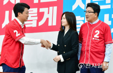 [천지포토] 이준석 대표와 인사하는 차유람 당구선수
