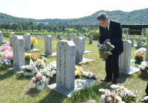 이재정 경기교육감, 4.16세월호 참사 순직교사 묘소 참배