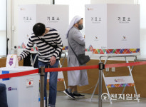 [6.1 지방선거 르포] 미지근한 지선 사전투표소… 