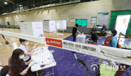 [천지포토] 배드민턴장 이색 투표소