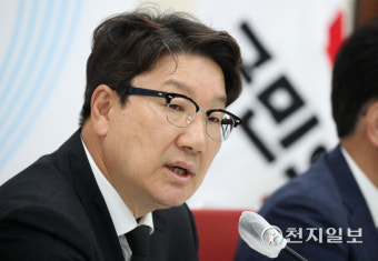 [천지포토] 질의에 답변하는 권성동
