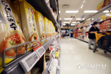 [천지포토] 고삐 풀린 밥상물가… 국수33%↑·식용유23%↑