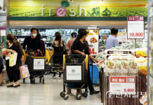 [천지포토] 밥상물가 상승세 장보는 시민들