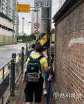 [현장in] 광주 오치초교 길 가운데 버티고 선 전봇대… 몇 년째 해결 안 돼