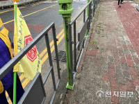 [현장in] 광주 오치초교 길 가운데 버티고 선 전봇대… 몇 년째 해결 안 돼