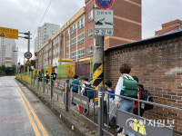 [현장in] 광주 오치초교 길 가운데 버티고 선 전봇대… 몇 년째 해결 안 돼