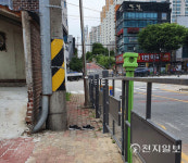 [현장in] 광주 오치초교 길 가운데 버티고 선 전봇대… 몇 년째 해결 안 돼