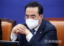 [천지포토] 태블릿PC 보는 박홍근 원내대표