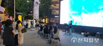 [천지포토] 불금 즐기는 광주시민들