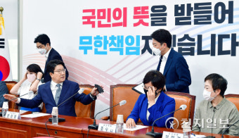 [천지포토] 권성동 원내대표, 이준석·배현진 갈등 중재