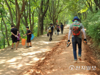 [지역명소] 대전 계족산 황톳길, 맨발로 걷다보면 행복호르몬 솔솔… 꿀잠에 건강회복까지