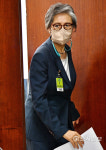 [천지포토] 중앙윤리위 회의장 나서는 이양희 윤리위원장