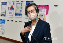[천지포토] 질문에 답하는 이양희 윤리위원장