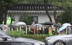 [천지포토] 치솟는 물가에 무료급식소 찾은 어르신들