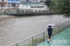 [천지포토] 불어난 하천 옆으로
