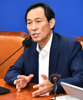 [천지포토] 답변하는 우상호