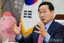 [인터뷰] 유정복 인천시장 “균형·창조·소통으로 시민이 행복한 세계 초일류도시 인천 실현”