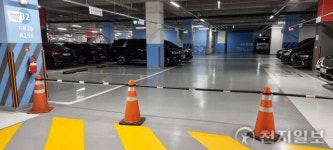 길 헤매는 경기도청사 민원인… 주차장 안내판도 없고 의전 차량에 가로막혀