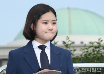 [천지포토] 입술 꽉 다문 박지현