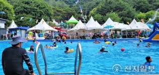 [천지포토] “아이~시원해” 물놀이 즐기는 시민들