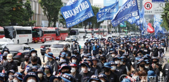 [천지포토] 대통령실 방향으로 행진하는 금속노조