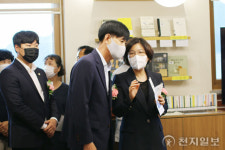 [천지포토] 양성작은도서관 찾은 김보라 안성시장