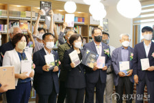 [천지포토] “양성작은도서관서 책 빌려요”