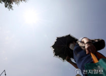 [천지포토] 양산으로 햇빛 가리며 이동하는 시민