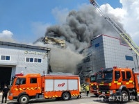 인천 자동차부품 공장 화재… 6개동 소실·1명 팔꿈치 2도 화상