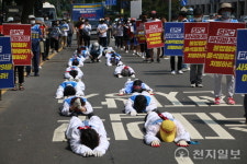 국내 제빵 점유율 1등 기업의 노조 ‘폭염 속 오체투지’ 나서⋯ “사회적 합의 지켜달라”