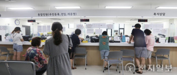 [천지포토] 침수피해접수로 분주한 동주민센터