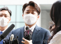 [천지포토] 취재진 질문에 답하는 국민의힘 이준석 전 대표