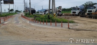 [천지포토] ‘흙도로’로 변한 부안군 부안읍 행중회전교차로