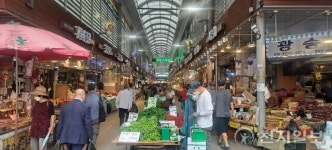 [르포] “시금치 한 단에 8000원이래요”… 추석 앞둔 재래시장 ‘물가 고공행진’