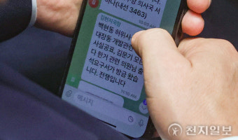 [천지포토] 출석요구서 관련 문자 확인하는 이재명 대표