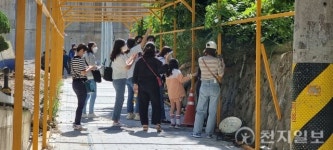 [천지포토] 성남제일초교 옹벽 둘러보는 학부모들