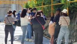 [천지포토] 성남제일초교 옹벽 둘러보는 학부모들