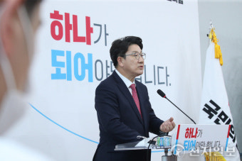 [천지포토] 취재진 질의 답하는 권성동 원내대표