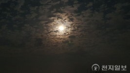 [천지포토] 구름 속 보름달