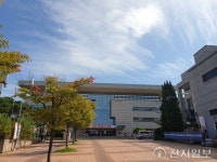[천지포토] 추석 연휴 대전시민, 한밭도서관 찾아 독서삼매경