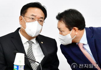 [천지포토] 귀엣말하는 정진석-성일종